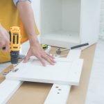 Jak skutecznie urządzać praktyczne przestrzenie mieszkalne i biurowe